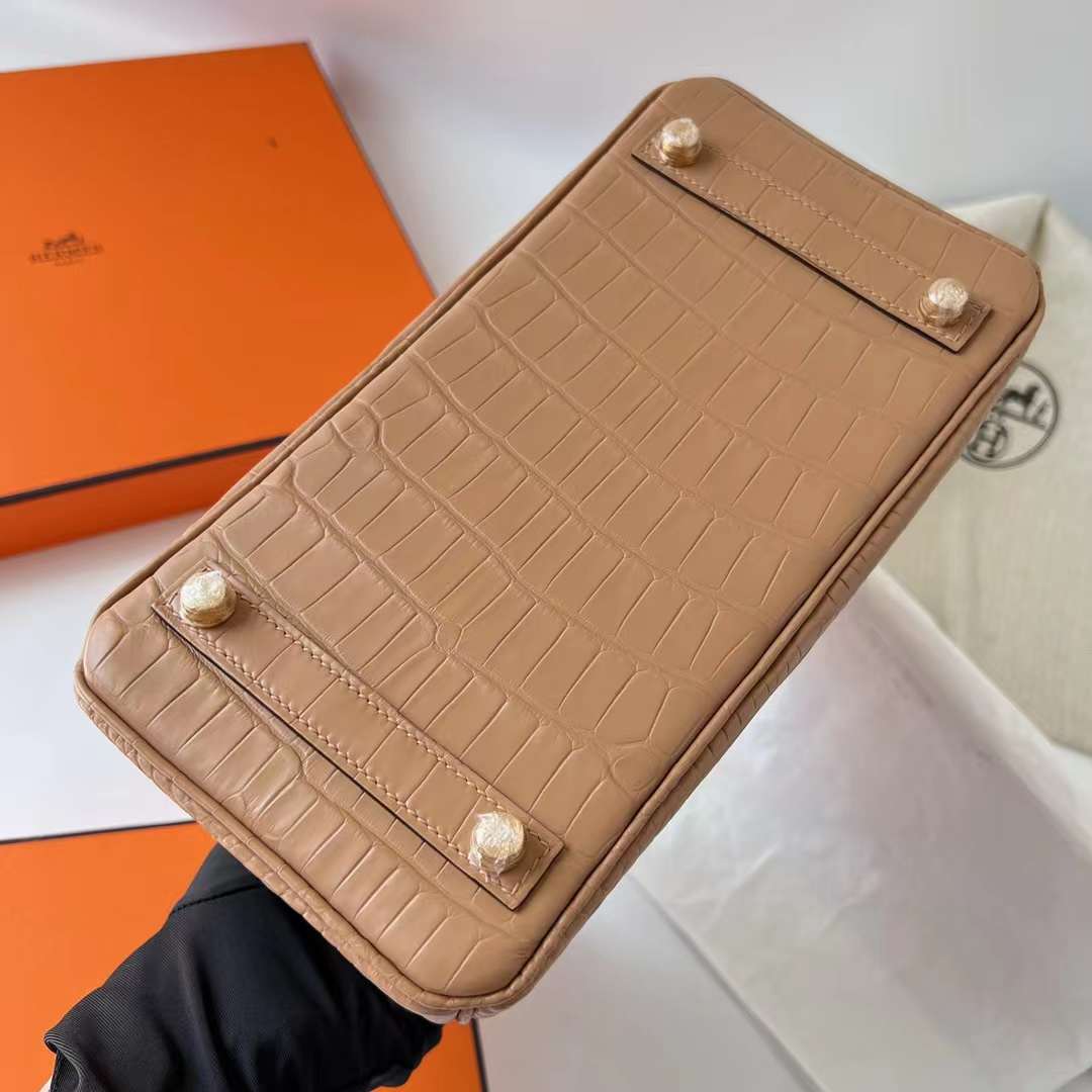 Hermès（爱马仕）Birkin 铂金包 雾面美洲鳄鱼皮 （御用原装进口Hcp鳄鱼）matte alligator crocodile 0M 奶茶色 金扣 25cm 全手工蜡线缝制 Ghw