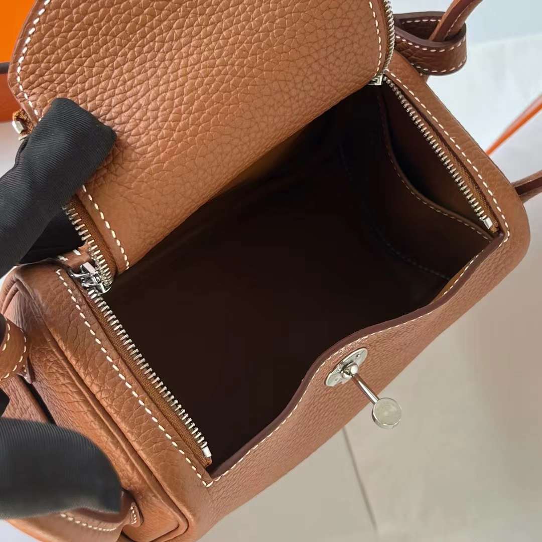 Hermès（爱马仕）Mini Lindy 迷你琳迪包 Clemence Ck37 金棕色 银扣 20cm 全手工蜡线缝制 Phw