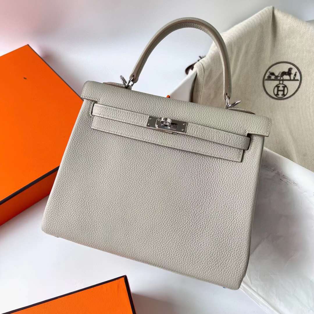 Hermès（爱马仕）Kelly 凯莉包 Togo皮 进口德国小牛皮 Ck80 珍珠灰 银扣 25cm 全手工蜡线缝制 Phw