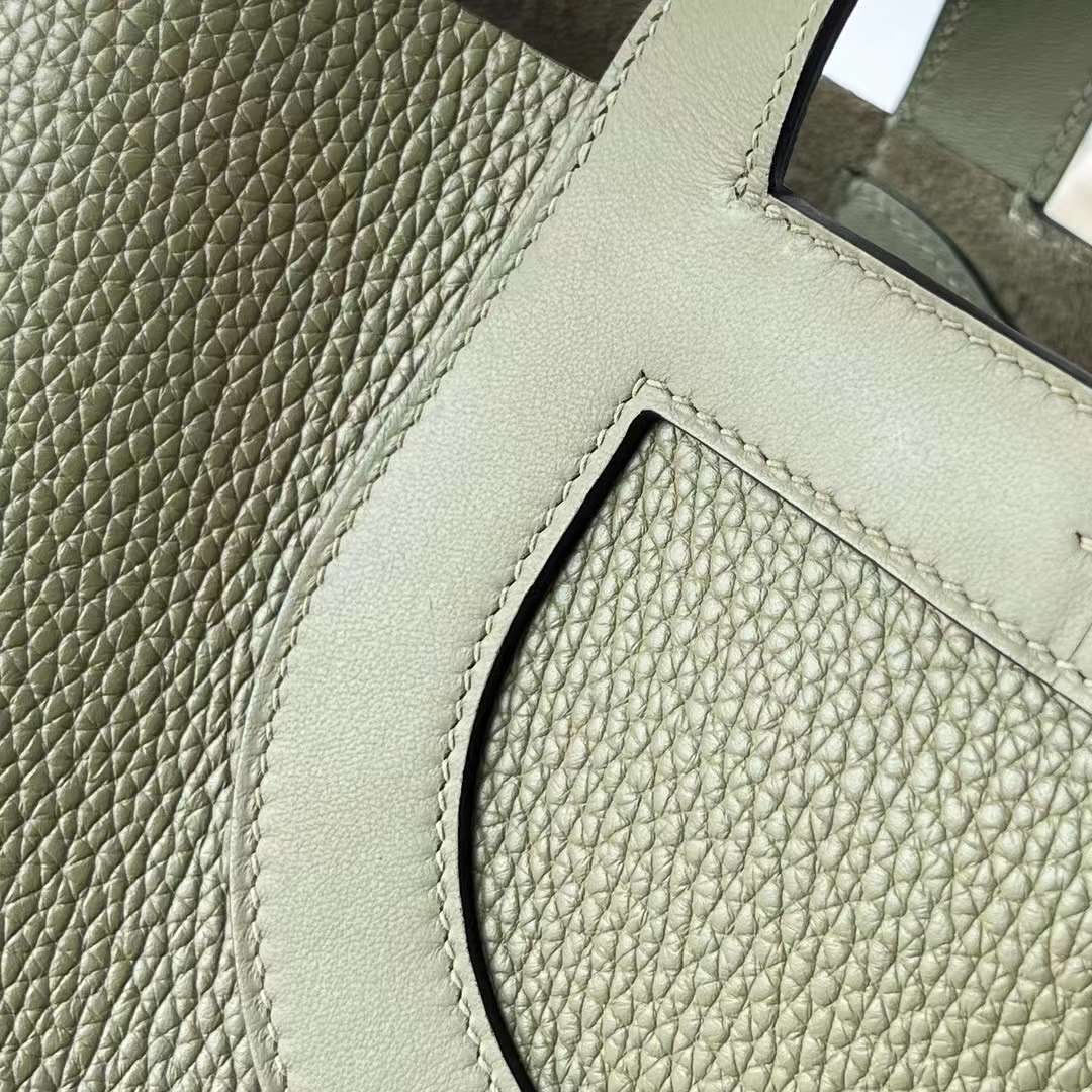 Hermès（爱马仕）In The Loop 猪鼻子 菜篮子 Clemence 拼 Swift Q1 鼠尾草绿 银扣 18cm 全手工蜡线缝制 Phw