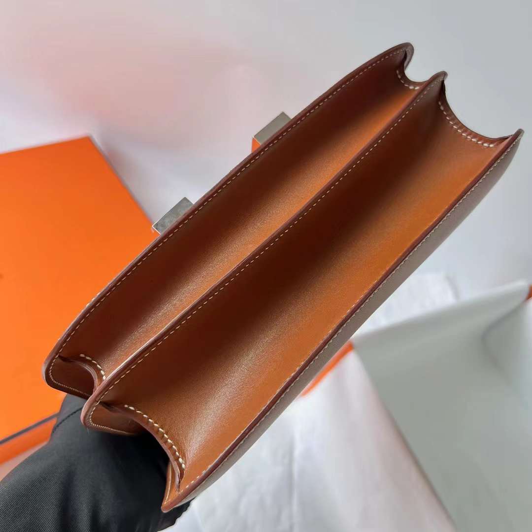 Hermès（爱马仕）Constance 空姐包 Barenia 平纹马鞍皮 Ck37 金棕色 银扣 24cm 全手工蜡线缝 Phw