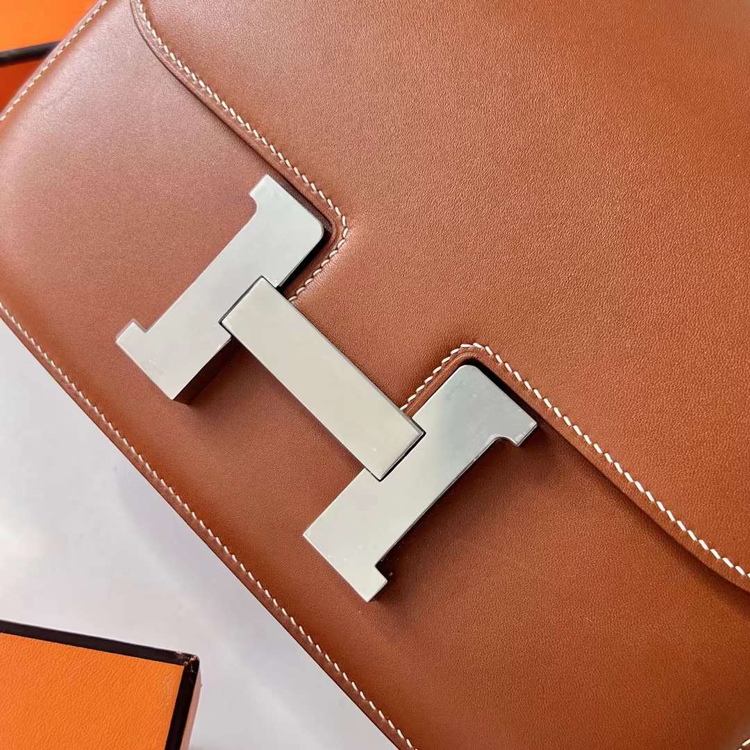 Hermès（爱马仕）Constance 空姐包 Barenia 平纹马鞍皮 Ck37 金棕色 银扣 24cm 全手工蜡线缝 Phw