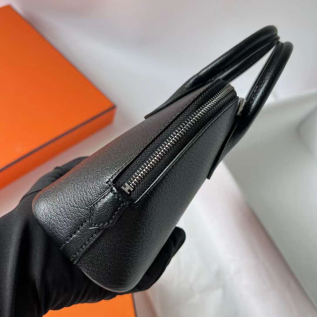 Hermès（爱马仕）Mini Bolide 迷你保龄球包 Chevre 进口山羊皮 Ck89 黑色 银扣 19cm 全手工蜡线缝 Phw