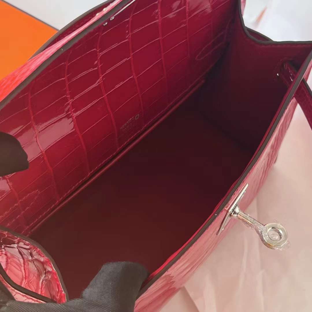 Hermès（爱马仕）Mini Kelly Pochette 亮面美洲鳄鱼皮 Ck95 法拉利红 Braise 银扣 22cm 全手工蜡线缝 Phw