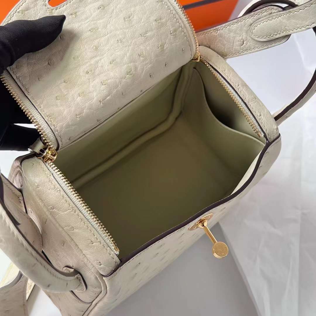 Hermès（爱马仕）Mini Lindy 迷你琳迪包 Ostrich 3C 羊毛白 19cm 全手工缝制 金扣 Ghw