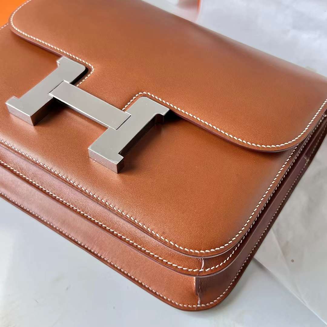 Hermès（爱马仕）Constance 空姐包 Barenia 平纹马鞍皮 Ck37 金棕色 银扣 24cm 全手工蜡线缝 Phw