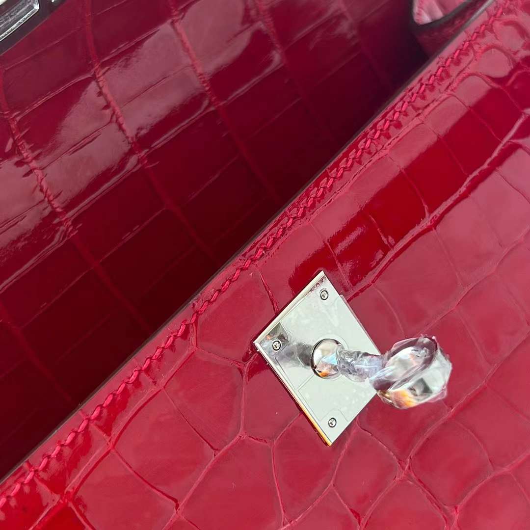 Hermès（爱马仕）Mini Kelly Pochette 亮面美洲鳄鱼皮 Ck95 法拉利红 Braise 银扣 22cm 全手工蜡线缝 Phw