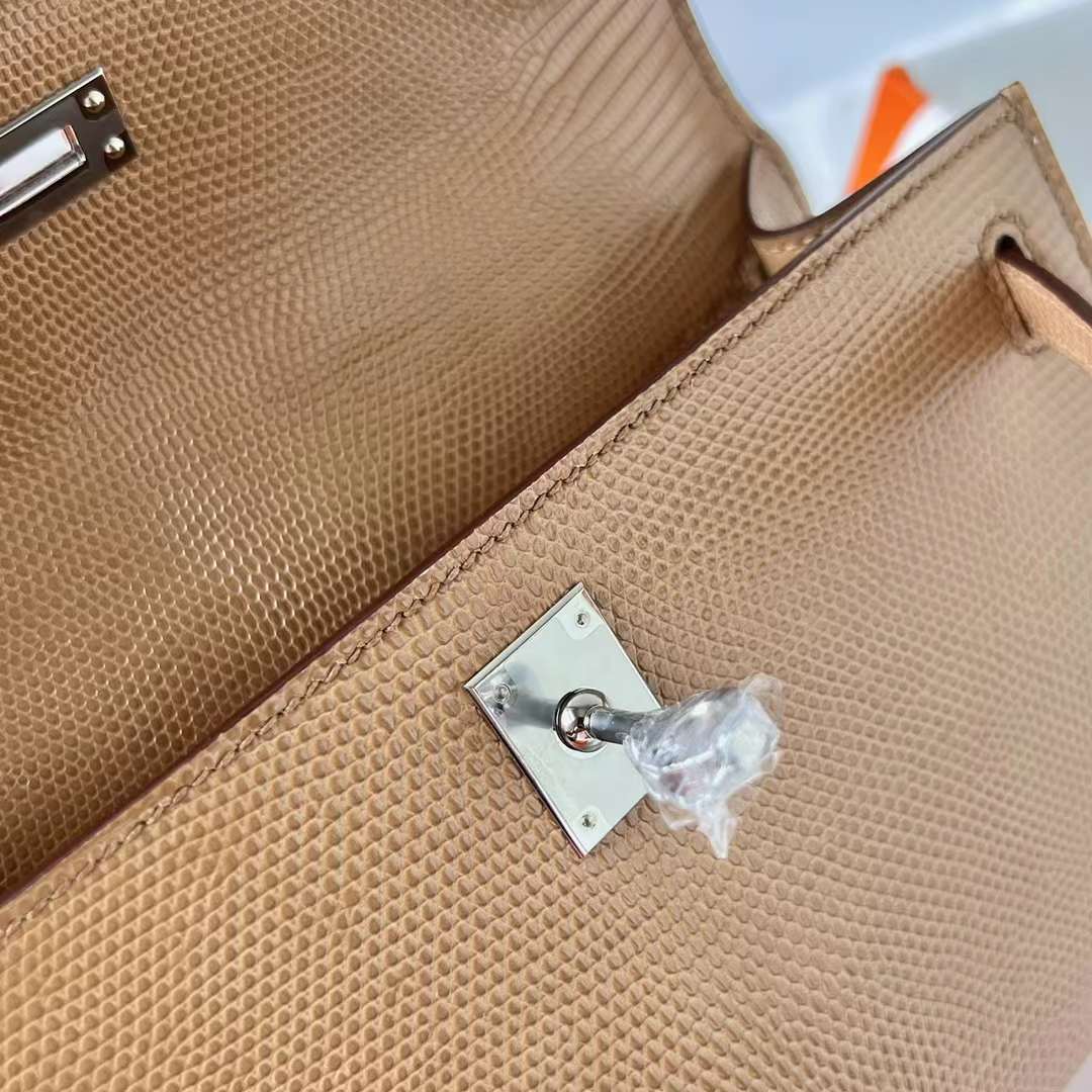 Hermès（爱马仕）Mini Kelly Pochette Lizard 进口蜥蜴皮 0M 奶茶色 Chai 银扣 22cm 全手工蜡线缝 Phw