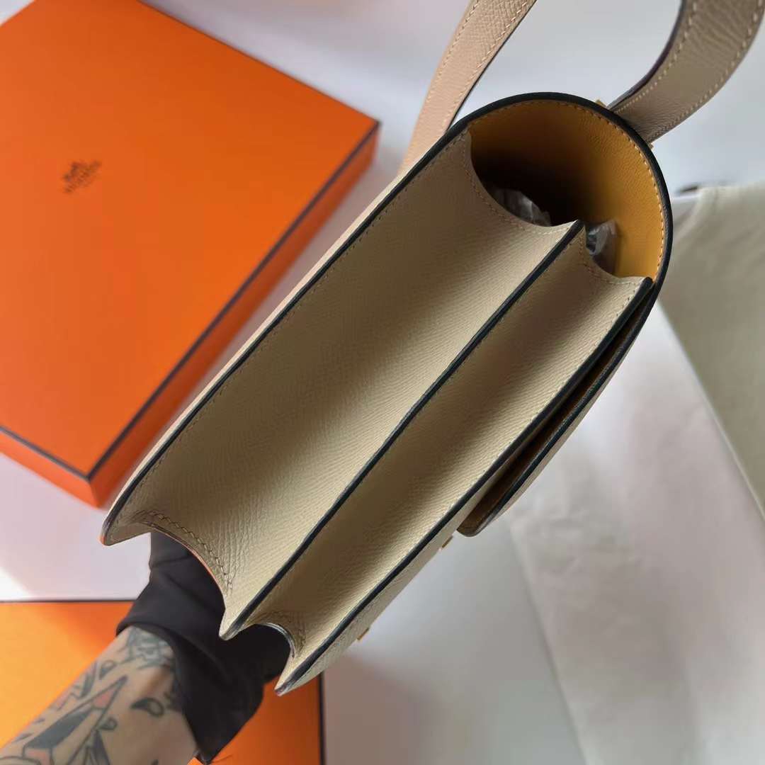 Hermès（爱马仕）Constance 空姐包 Epsom S2 风衣灰 内拼 奶茶色 金扣 24cm Ghw 全手工蜡线缝
