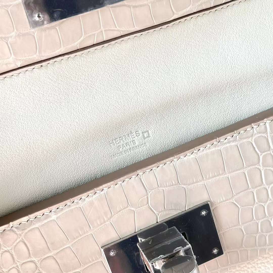 Hermès（爱马仕）Kelly 2424 Maurice 拼 雾面美洲鳄鱼皮 8L 冰川白 银扣 29cm 全手工蜡线缝制 Phw