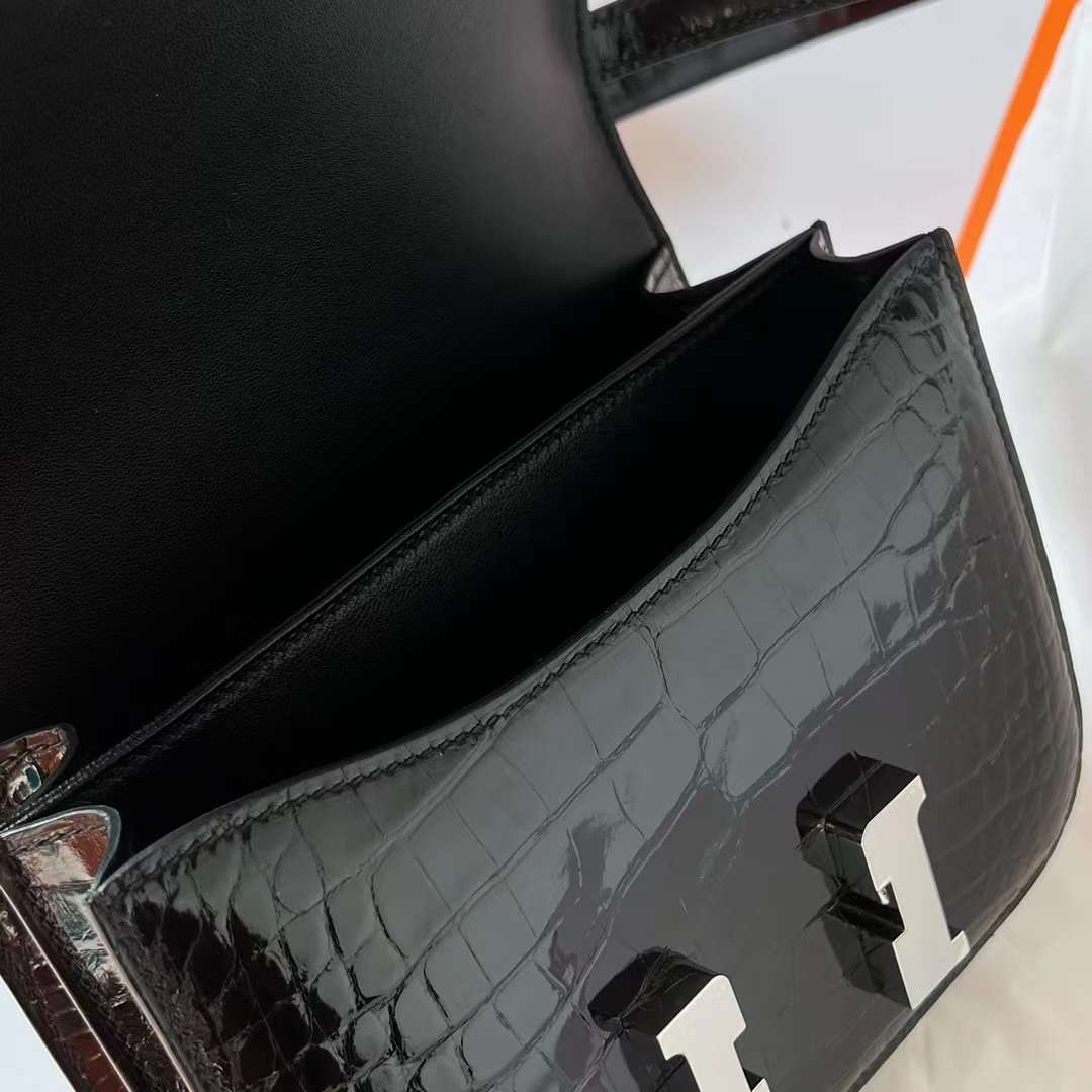 Hermès（爱马仕）Constance 镜子款 Shiny Alligator Crocodile 亮面美洲鳄鱼皮 Ck89 黑色 Noir 银扣 1-19cm 全手工蜡线缝 Phw