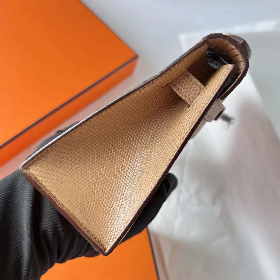 Hermès（爱马仕）Mini Kelly Pochette Lizard 进口蜥蜴皮 0M 奶茶色 Chai 银扣 22cm 全手工蜡线缝 Phw