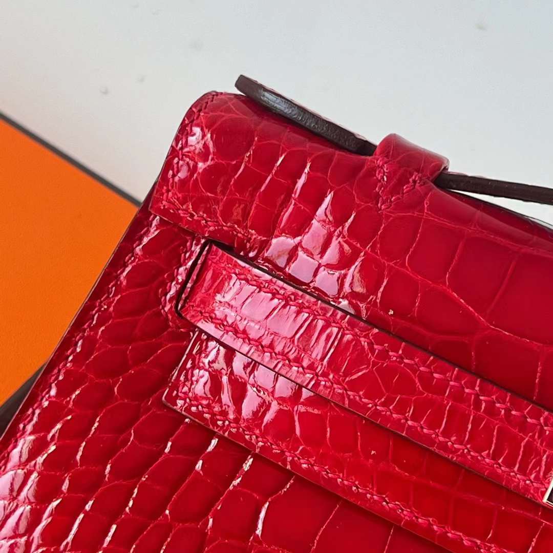 Hermès（爱马仕）Mini Kelly Pochette 亮面美洲鳄鱼皮 Ck95 法拉利红 Braise 银扣 22cm 全手工蜡线缝 Phw