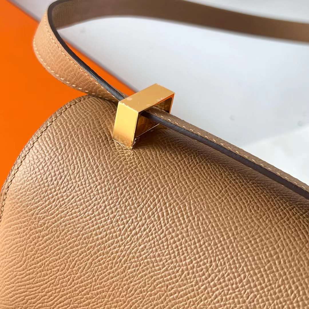 Hermès（爱马仕）Constance 空姐包 Epsom 0M 奶茶色 Chai 金扣 24cm 全手工蜡线缝 Ghw