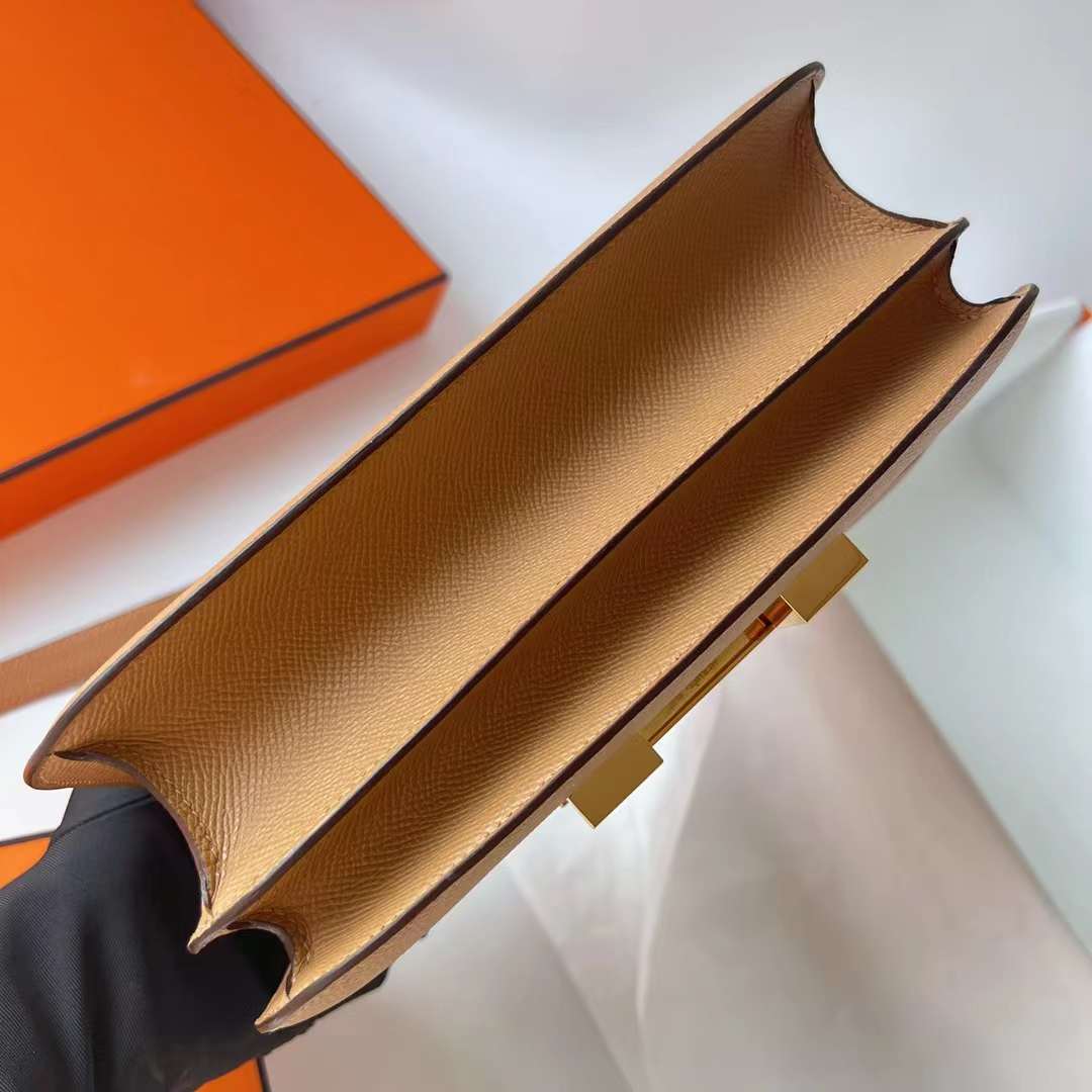 Hermès（爱马仕）Constance 空姐包 Epsom 0M 奶茶色 Chai 金扣 24cm 全手工蜡线缝 Ghw
