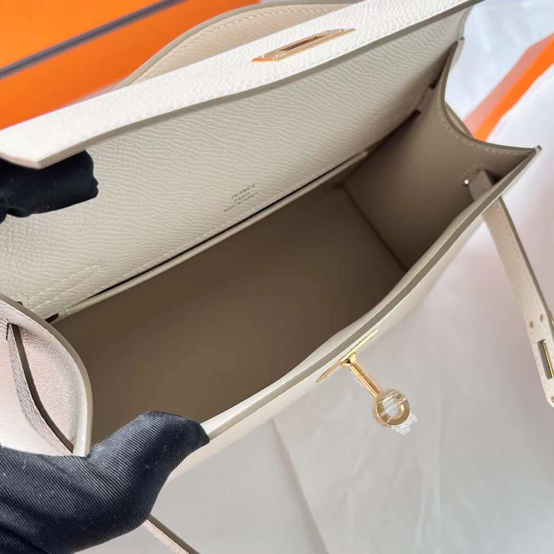 Hermès（爱马仕）Mini Kelly Pochette Epsom Ck10 奶昔白 Craie 金扣 22cm 全手工蜡线缝 Ghw