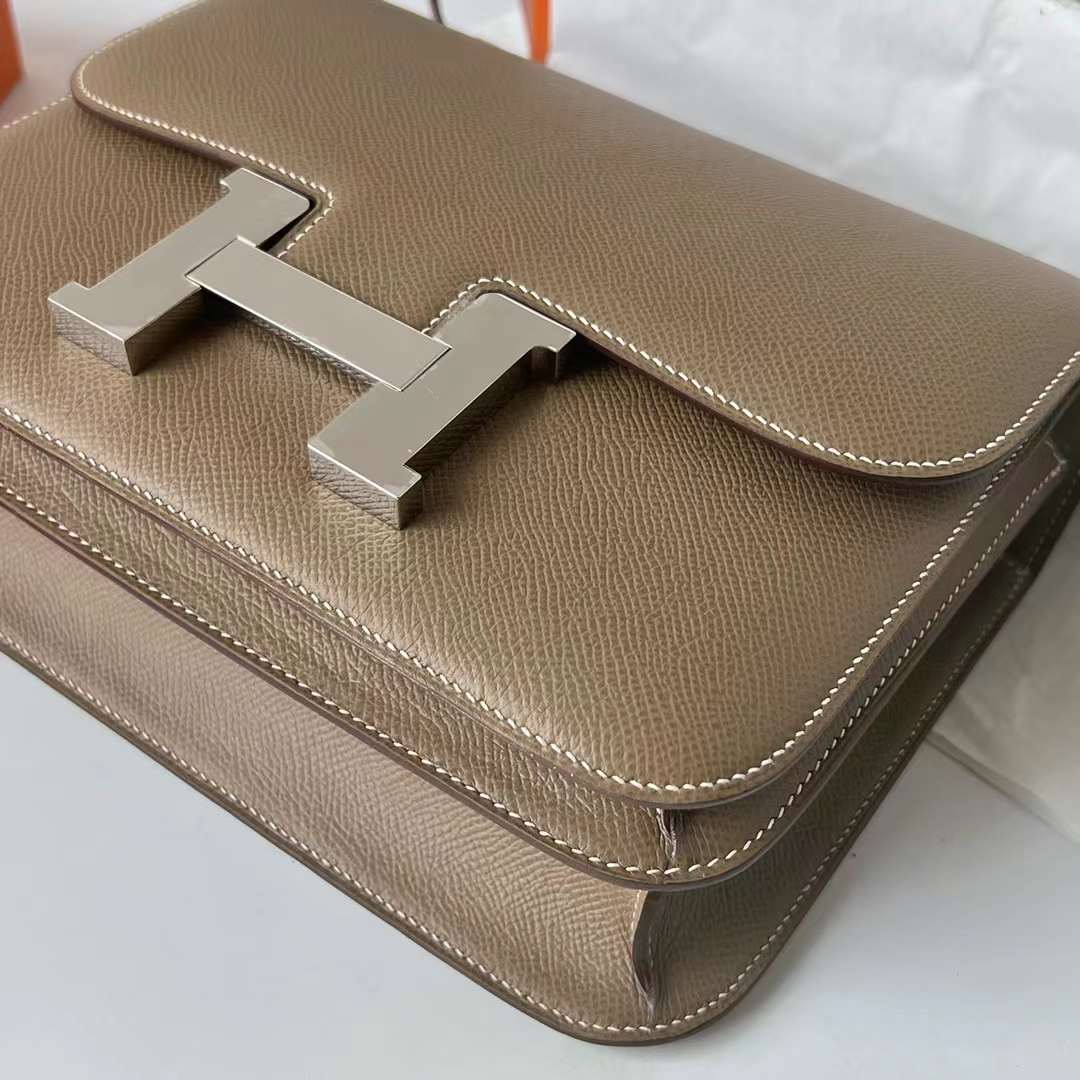 Hermès（爱马仕）Constance 空姐包 Epsom Ck18 大象灰 Etoupe 银扣 24cm 全手工蜡线缝