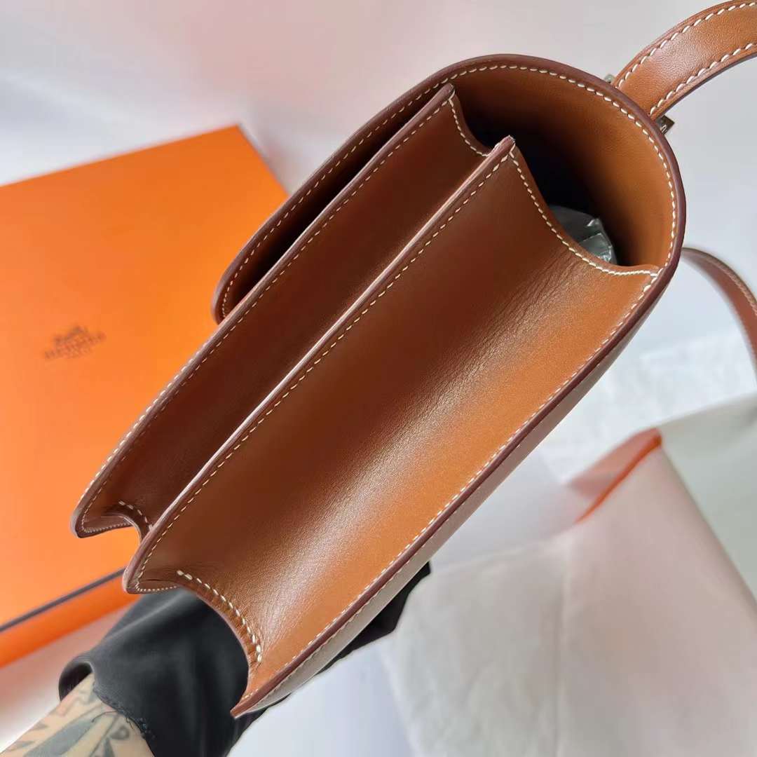 Hermès（爱马仕）Constance 空姐包 Barenia 平纹马鞍皮 Ck37 金棕色 银扣 24cm 全手工蜡线缝 Phw