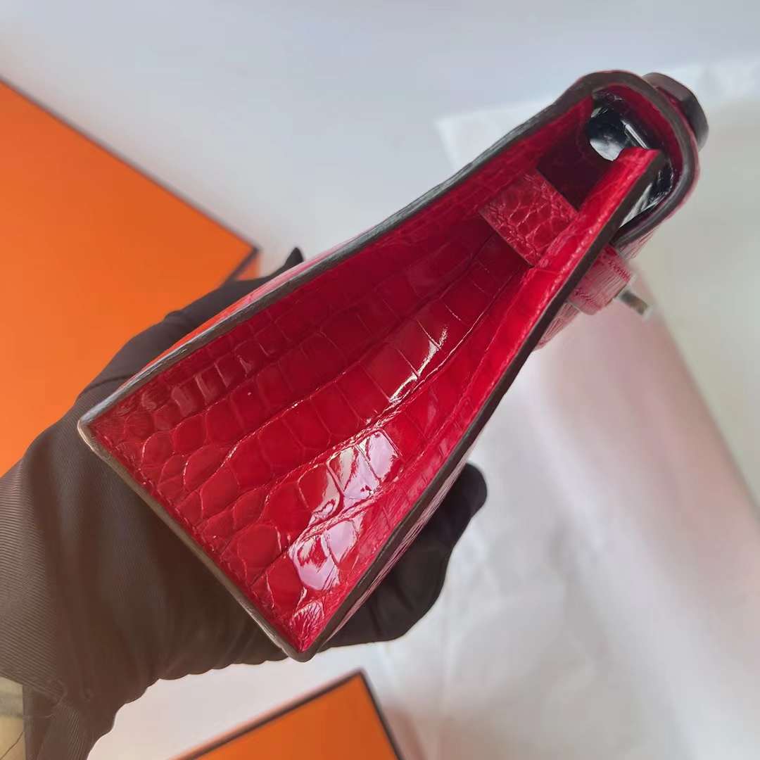 Hermès（爱马仕）Mini Kelly Pochette 亮面美洲鳄鱼皮 Ck95 法拉利红 Braise 银扣 22cm 全手工蜡线缝 Phw