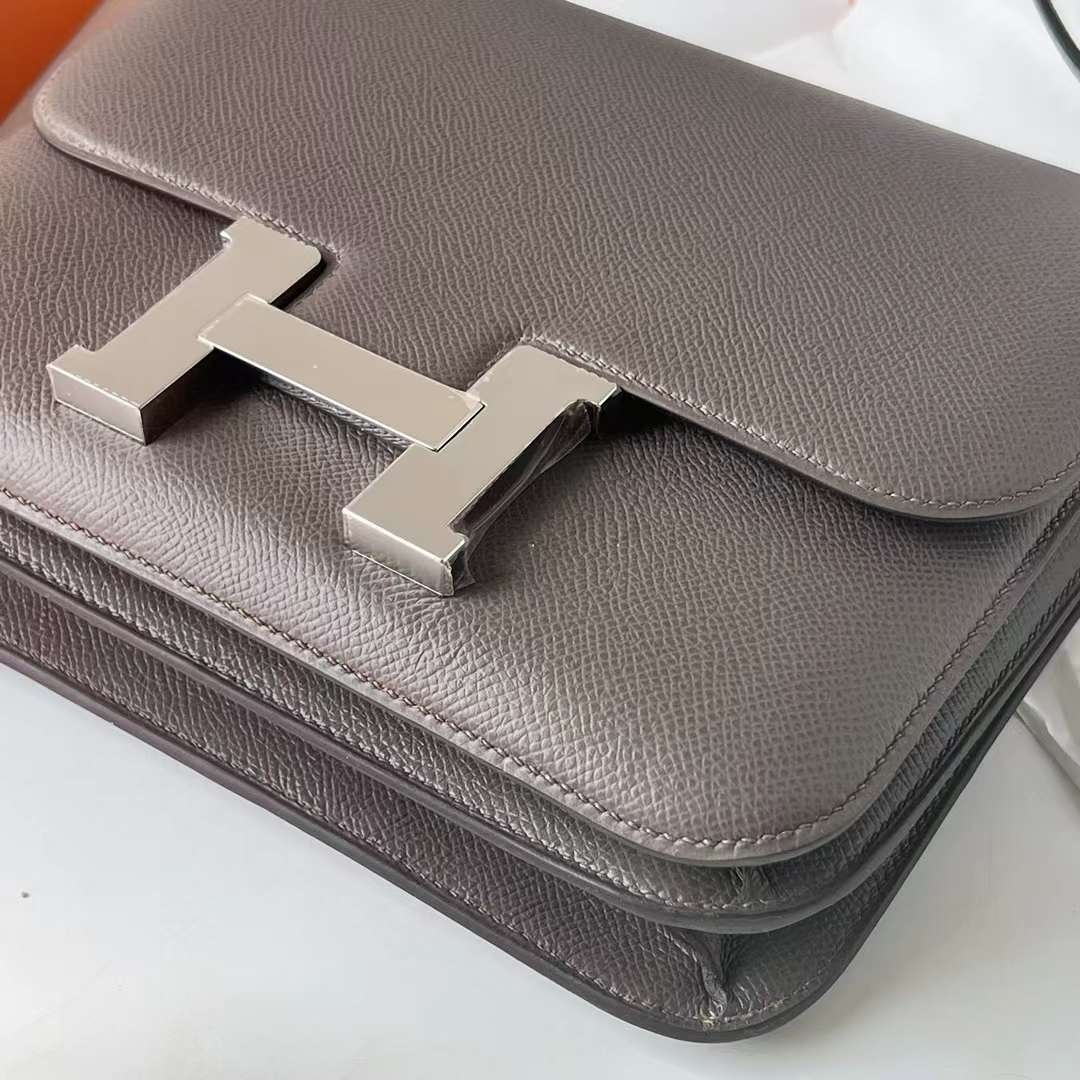 Hermès（爱马仕）Constance 空姐包 Epsom 8F 锡器灰 Etain 银扣 24cm Phw 全手工蜡线缝