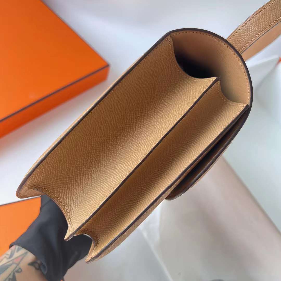 Hermès（爱马仕）Constance 空姐包 Epsom 0M 奶茶色 Chai 金扣 24cm 全手工蜡线缝 Ghw