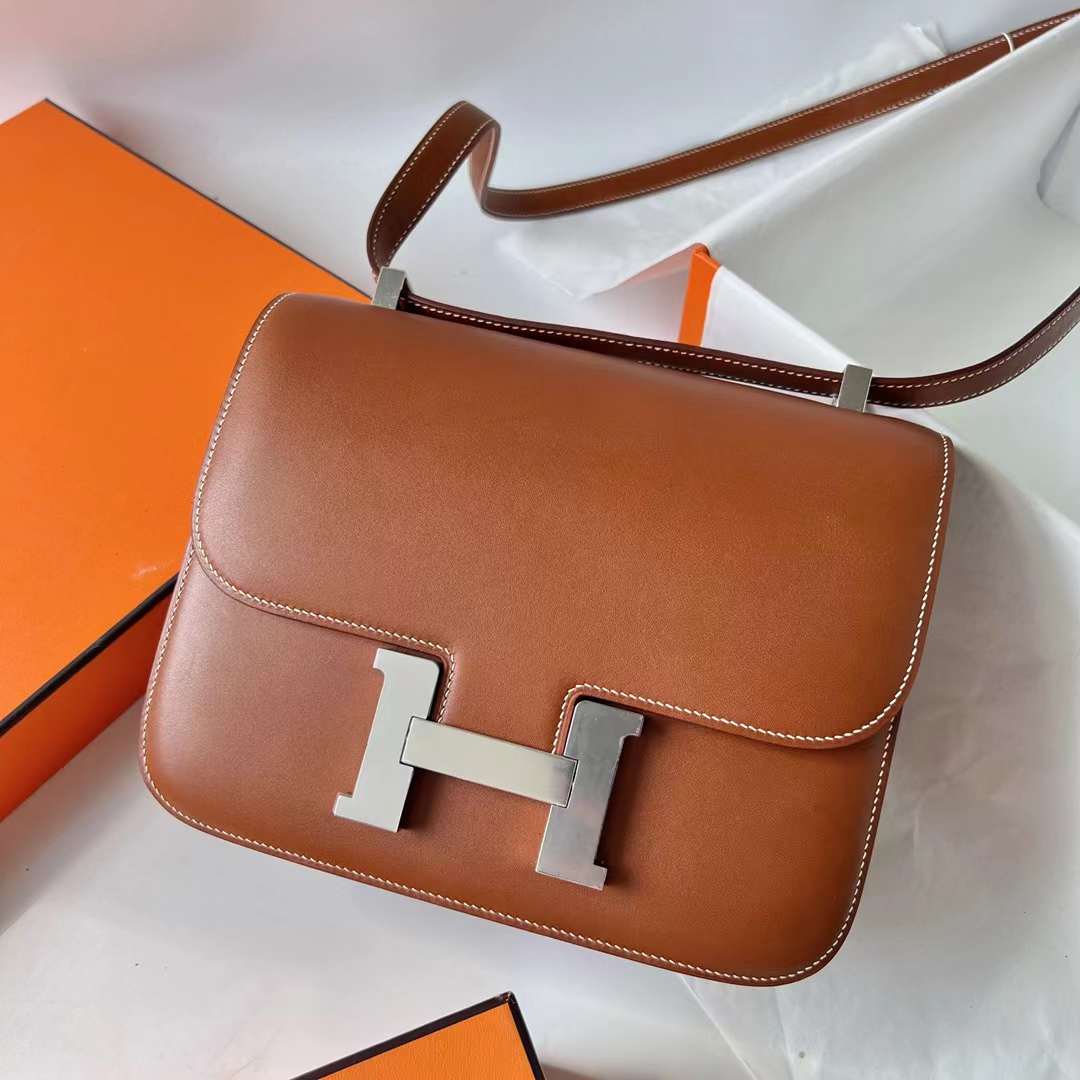 Hermès（爱马仕）Constance 空姐包 Barenia 平纹马鞍皮 Ck37 金棕色 银扣 24cm 全手工蜡线缝 Phw