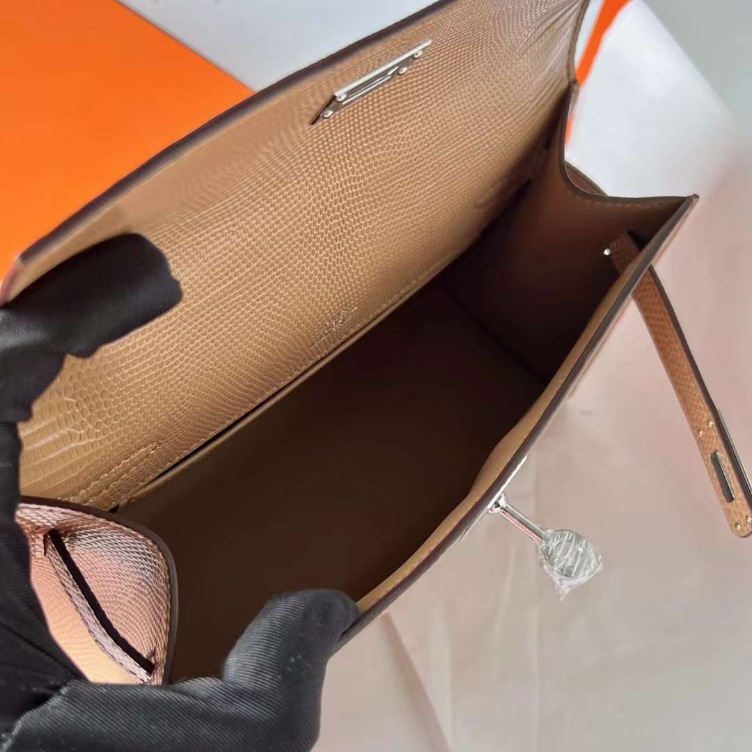 Hermès（爱马仕）Mini Kelly Pochette Lizard 进口蜥蜴皮 0M 奶茶色 Chai 银扣 22cm 全手工蜡线缝 Phw