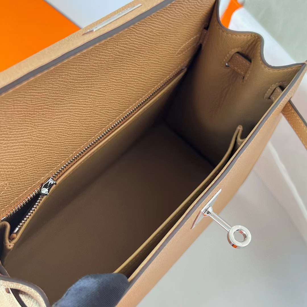 Hermès（爱马仕）Kelly 凯莉包 Epsom 0M 奶茶色 Chai 银扣 25cm 全手工蜡线缝 Phw