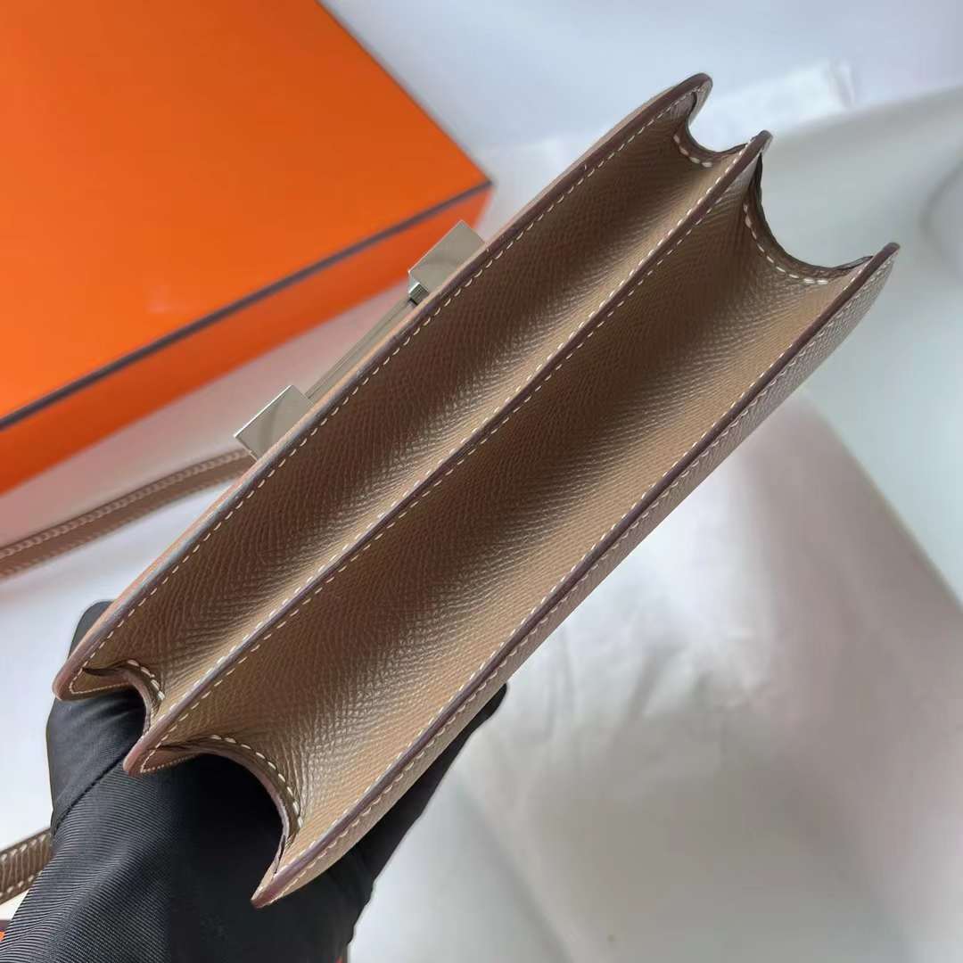 Hermès（爱马仕）Constance 空姐包 Epsom Ck18 大象灰 Etoupe 银扣 19cm 全手工蜡线缝 Phw