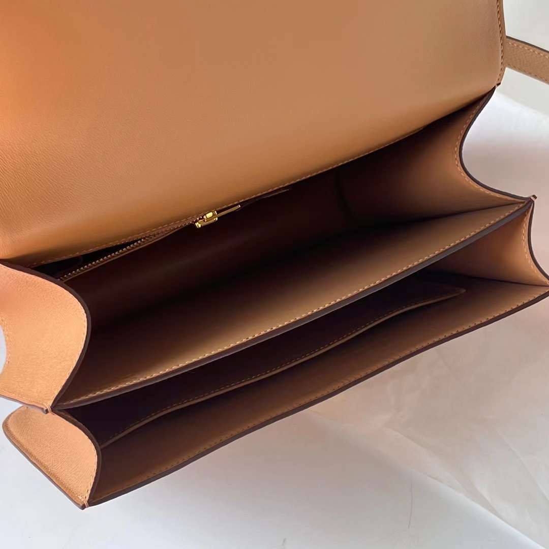 Hermès（爱马仕）Constance 空姐包 Epsom 0M 奶茶色 Chai 金扣 24cm 全手工蜡线缝 Ghw
