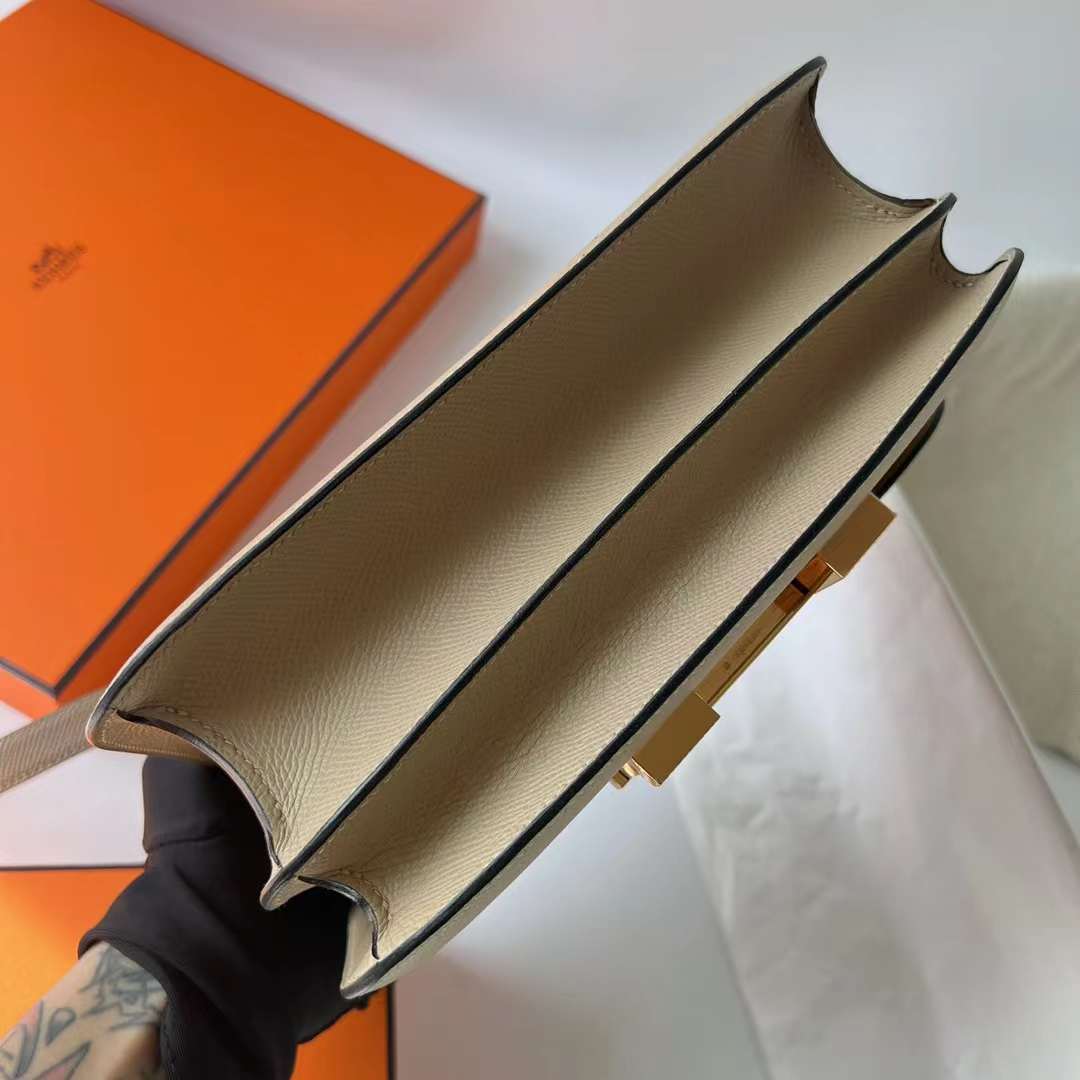 Hermès（爱马仕）Constance 空姐包 Epsom S2 风衣灰 内拼 奶茶色 金扣 24cm Ghw 全手工蜡线缝