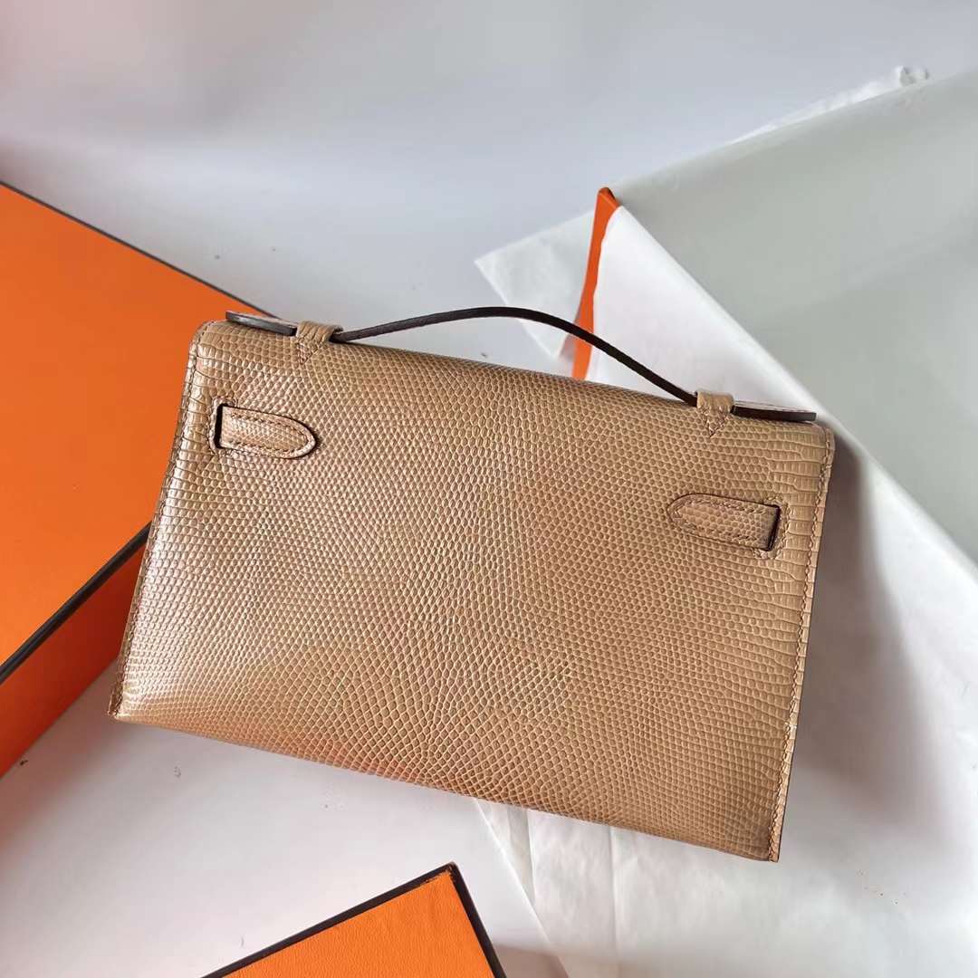 Hermès（爱马仕）Mini Kelly Pochette Lizard 进口蜥蜴皮 0M 奶茶色 Chai 银扣 22cm 全手工蜡线缝 Phw