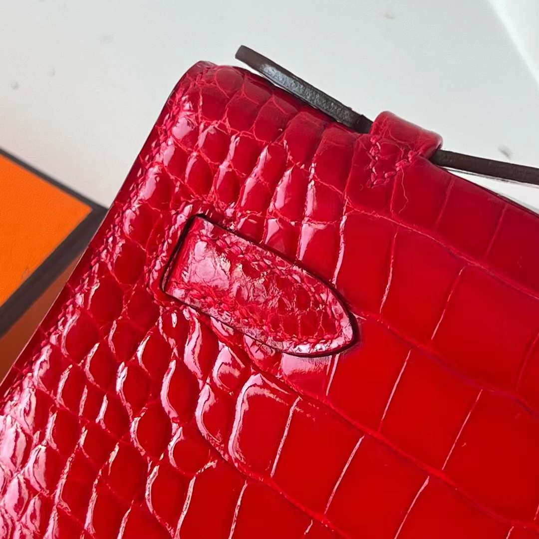 Hermès（爱马仕）Mini Kelly Pochette 亮面美洲鳄鱼皮 Ck95 法拉利红 Braise 银扣 22cm 全手工蜡线缝 Phw
