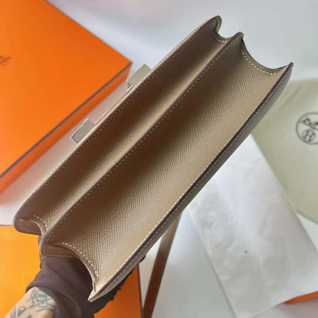 Hermès（爱马仕）Constance 空姐包 Epsom Ck18 大象灰 Etoupe 银扣 24cm 全手工蜡线缝