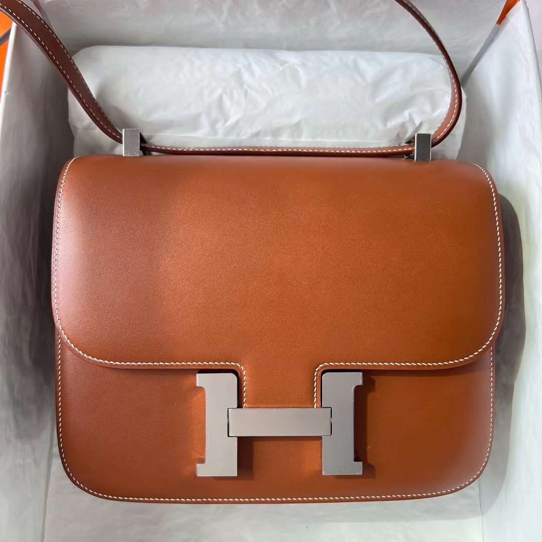 Hermès（爱马仕）Constance 空姐包 Barenia 平纹马鞍皮 Ck37 金棕色 银扣 24cm 全手工蜡线缝 Phw