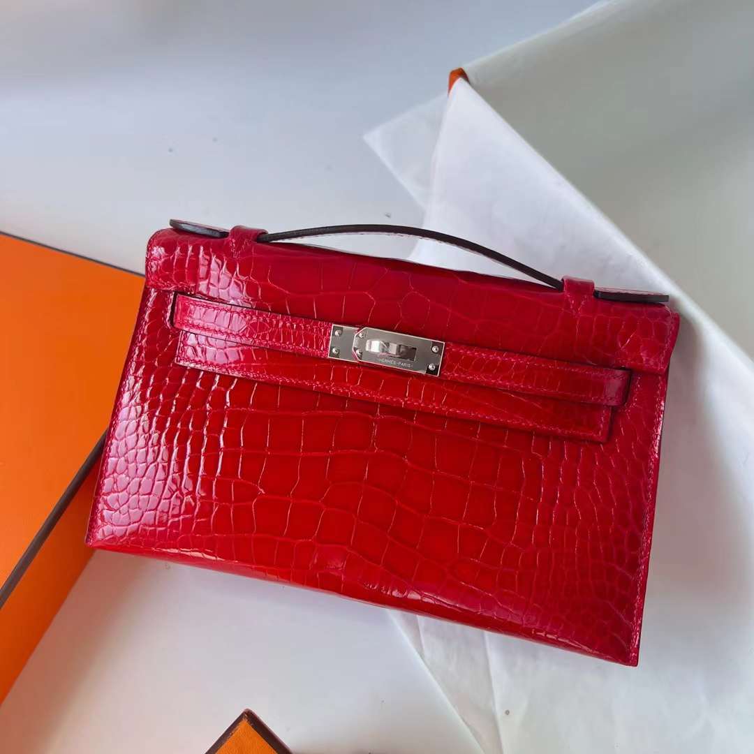 Hermès（爱马仕）Mini Kelly Pochette 亮面美洲鳄鱼皮 Ck95 法拉利红 Braise 银扣 22cm 全手工蜡线缝 Phw