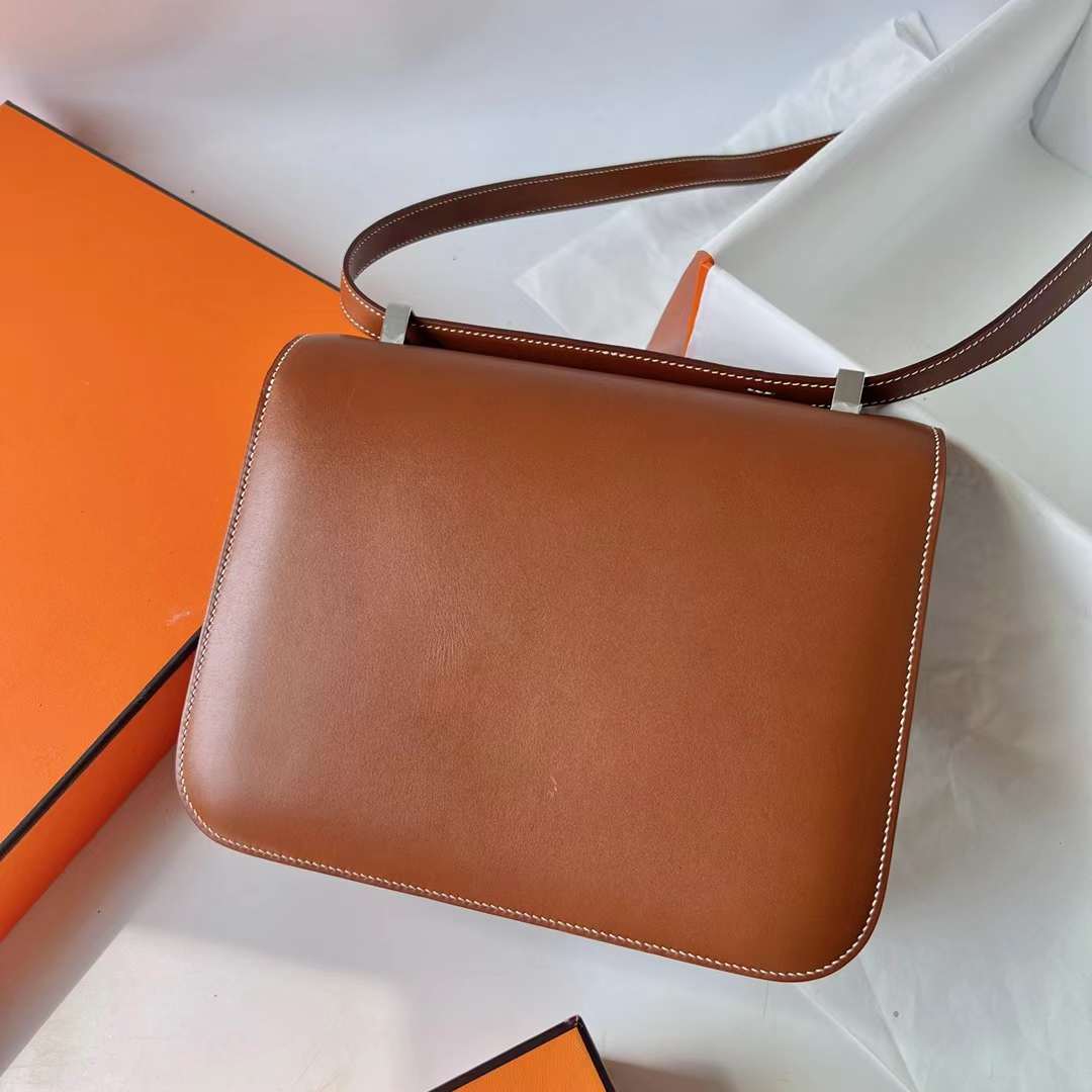Hermès（爱马仕）Constance 空姐包 Barenia 平纹马鞍皮 Ck37 金棕色 银扣 24cm 全手工蜡线缝 Phw
