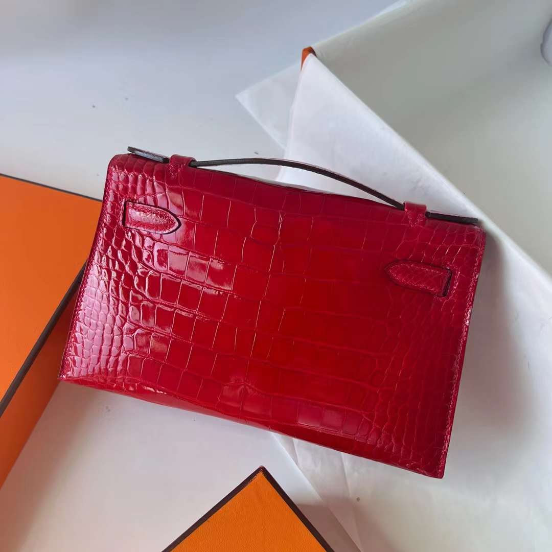 Hermès（爱马仕）Mini Kelly Pochette 亮面美洲鳄鱼皮 Ck95 法拉利红 Braise 银扣 22cm 全手工蜡线缝 Phw