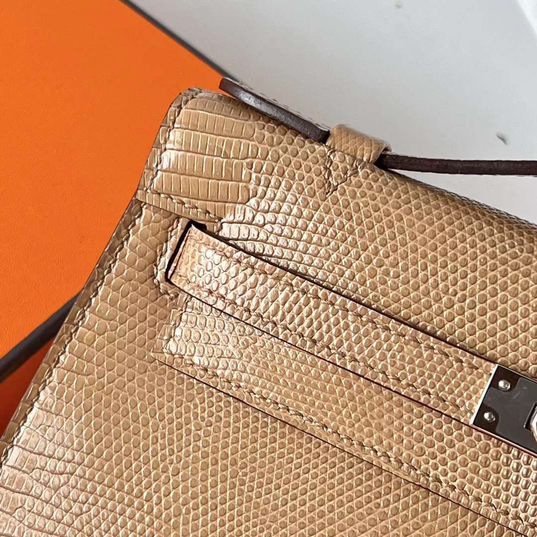 Hermès（爱马仕）Mini Kelly Pochette Lizard 进口蜥蜴皮 0M 奶茶色 Chai 银扣 22cm 全手工蜡线缝 Phw