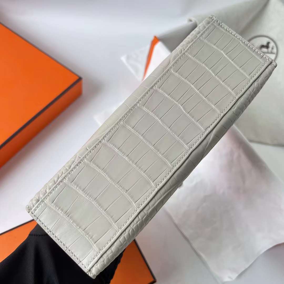 Hermès（爱马仕）Mini Kelly Pochette 雾面美洲鳄鱼皮 8L 奶油白 Beton 银扣 22cm 全手工蜡线缝 Phw