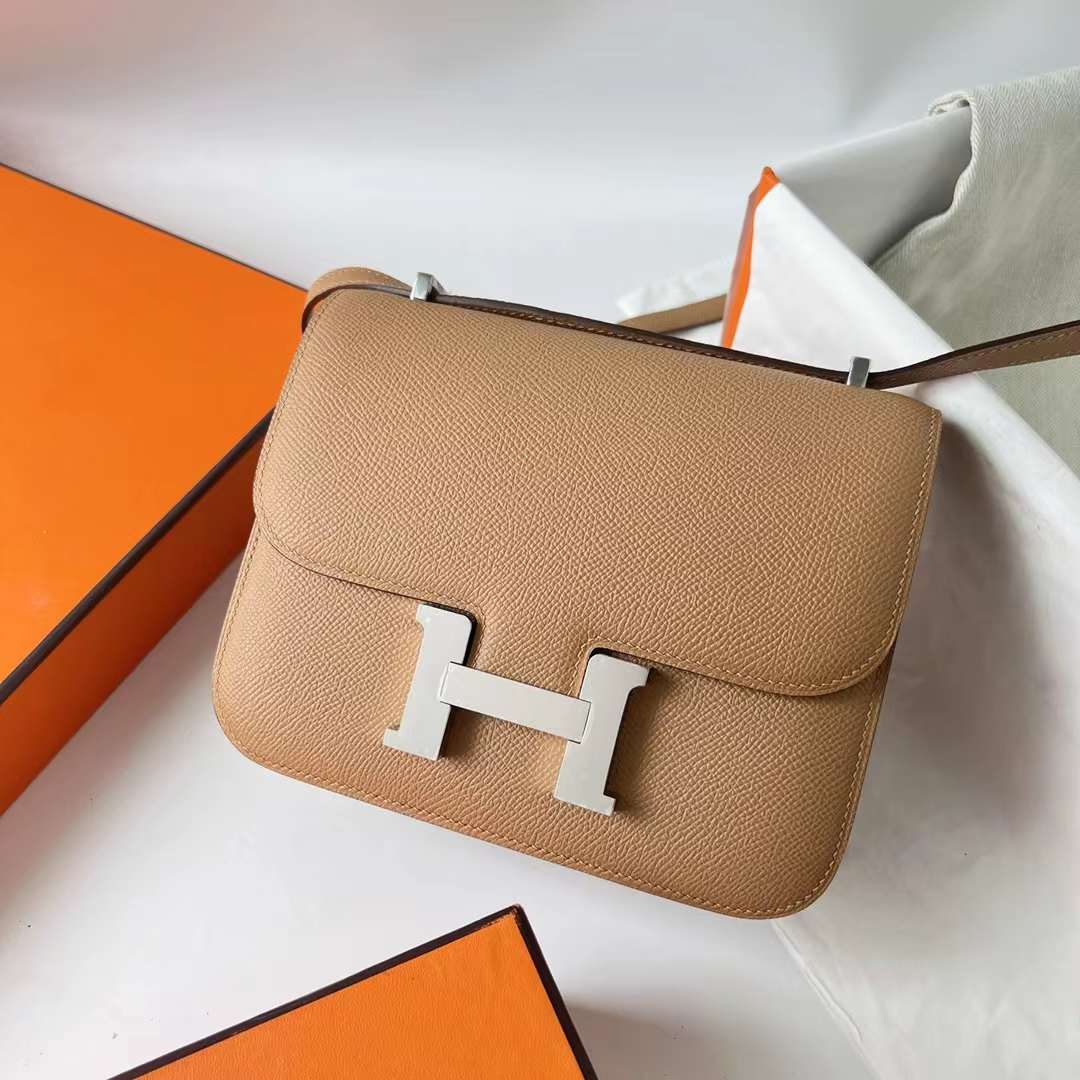 Hermès（爱马仕）Constance 空姐包 Epsom 0M 奶茶色 银扣 19cm 全手工蜡线缝 Phw