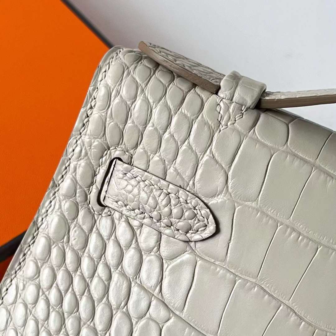 Hermès（爱马仕）Mini Kelly Pochette 雾面美洲鳄鱼皮 8L 奶油白 Beton 银扣 22cm 全手工蜡线缝 Phw