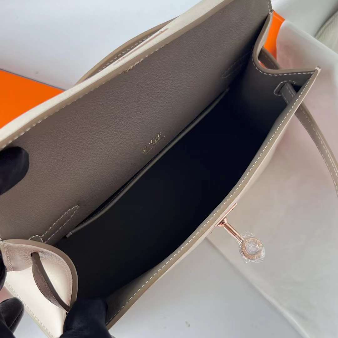 Hermès（爱马仕）Mini Kelly Pochette Swift Ck10 奶昔白 拼 M8 沥青灰 玫瑰金扣 22cm 全手工蜡线缝 Rghw