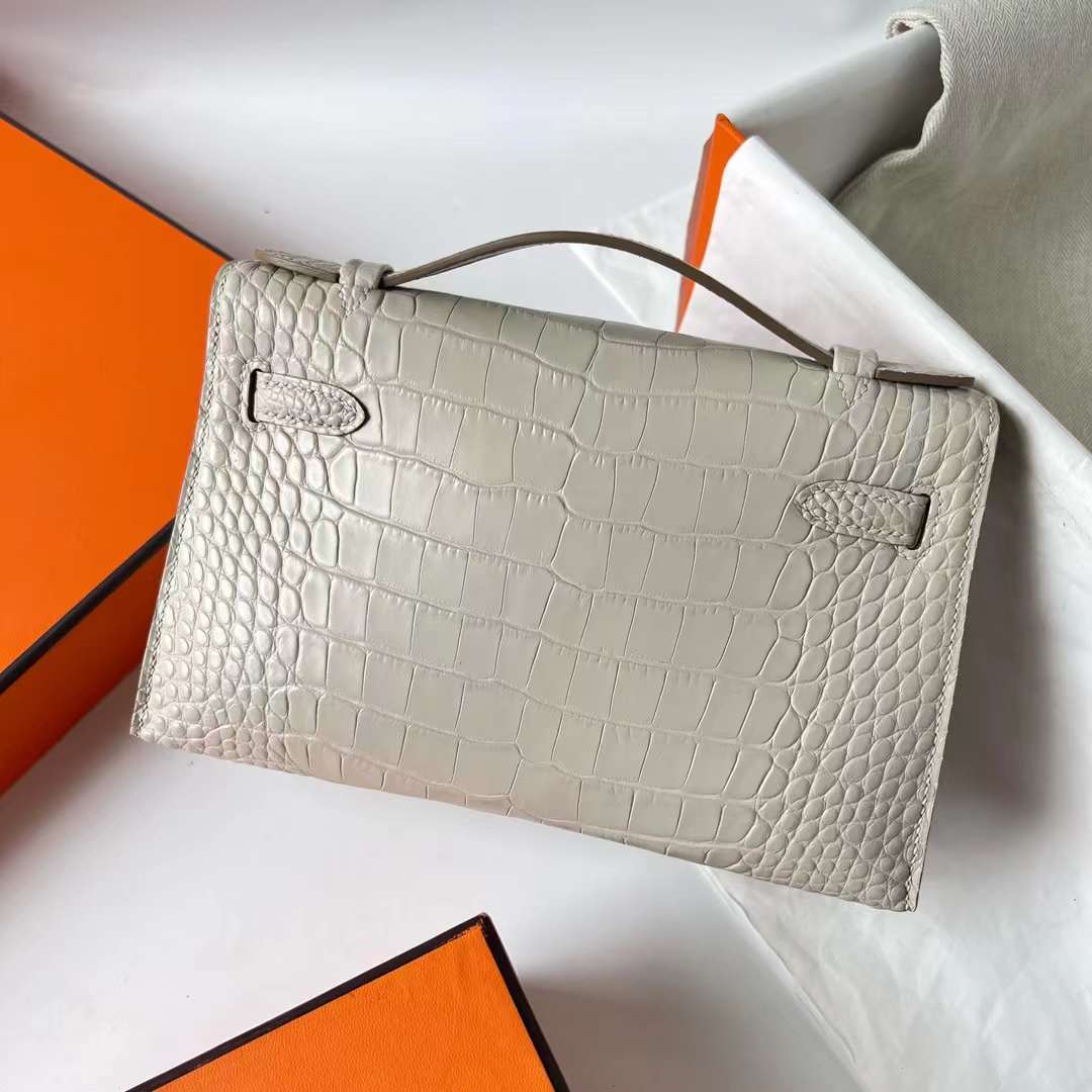 Hermès（爱马仕）Mini Kelly Pochette 雾面美洲鳄鱼皮 8L 奶油白 Beton 银扣 22cm 全手工蜡线缝 Phw