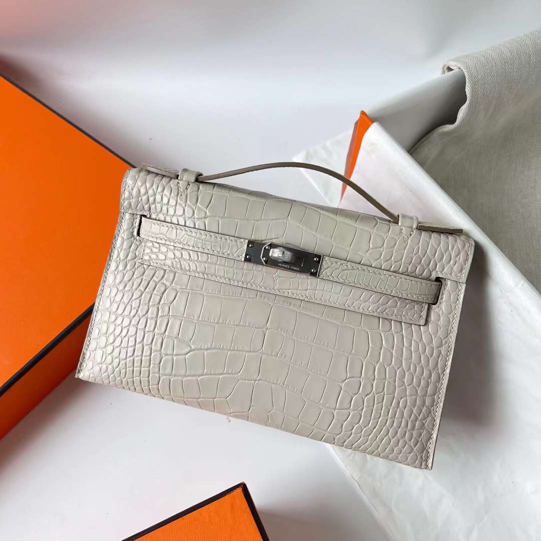 Hermès（爱马仕）Mini Kelly Pochette 雾面美洲鳄鱼皮 8L 奶油白 Beton 银扣 22cm 全手工蜡线缝 Phw