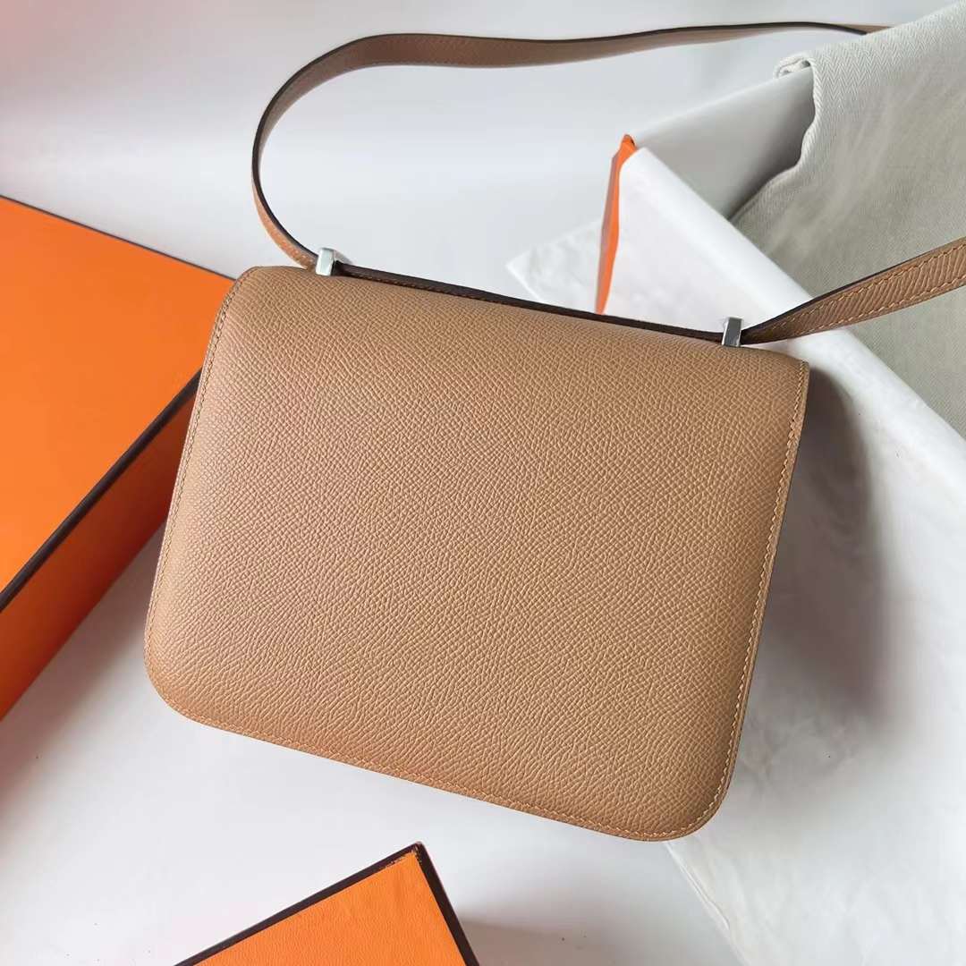 Hermès（爱马仕）Constance 空姐包 Epsom 0M 奶茶色 银扣 19cm 全手工蜡线缝 Phw