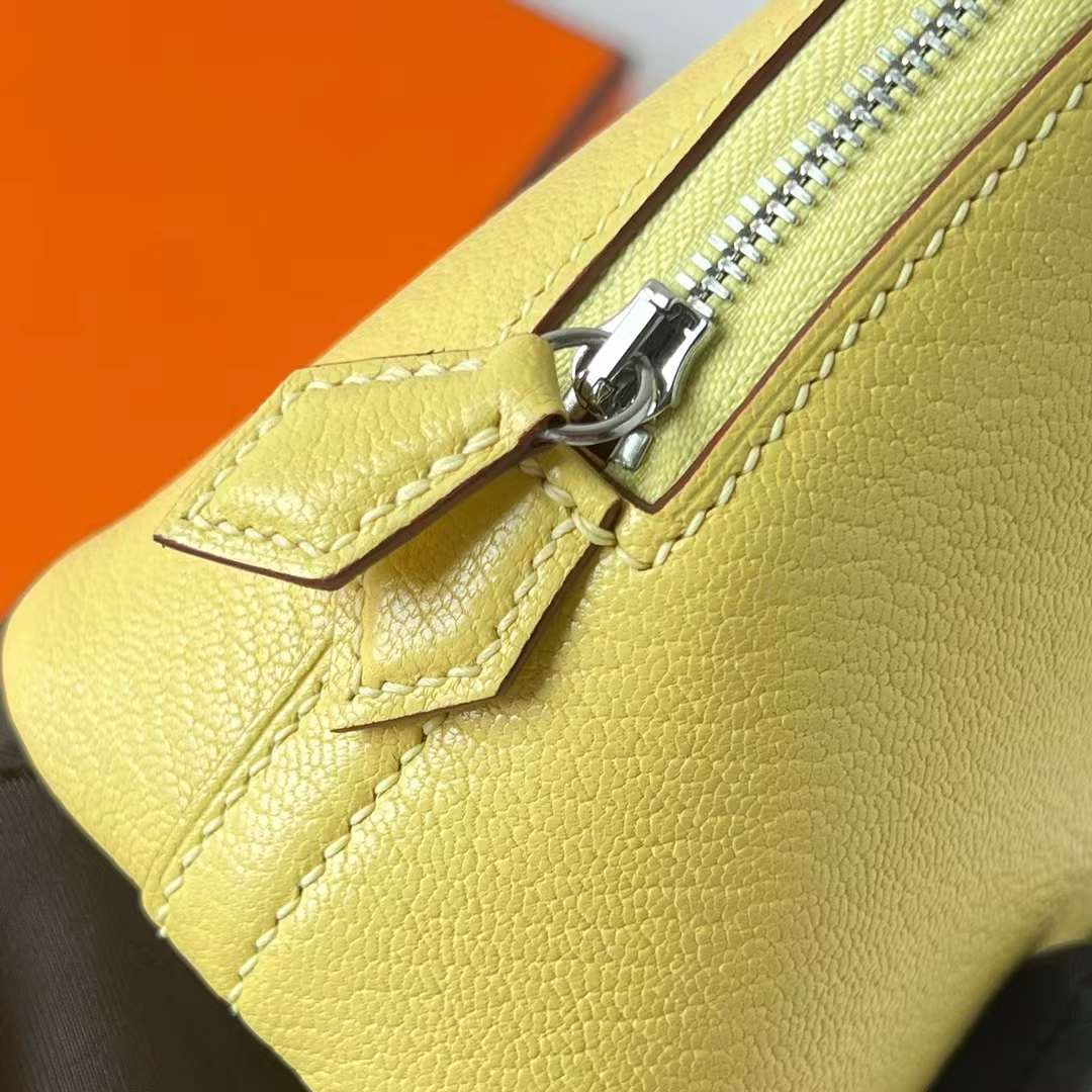 Hermès（爱马仕）Mini Bolide 迷你保龄球包 Chevre 进口山羊皮 0Y 柠檬黄 银扣 20cm 全手工蜡线缝 Phw