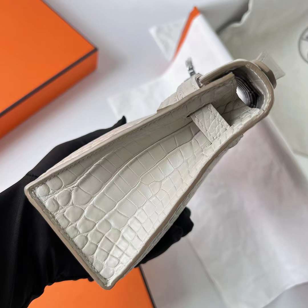 Hermès（爱马仕）Mini Kelly Pochette 雾面美洲鳄鱼皮 8L 奶油白 Beton 银扣 22cm 全手工蜡线缝 Phw