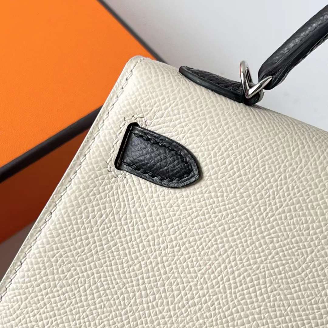 Hermès（爱马仕）Mini Kelly 迷你凯莉 Epsom Ck10 奶昔白 & Ck89 黑色 银扣 22cm 全手工蜡线缝 Phw