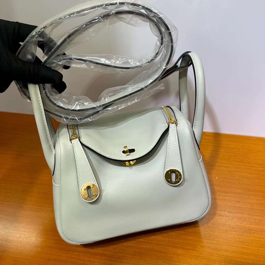 Hermès（爱马仕）Mini Lindy 迷你琳迪包 Swift 0W 水晶灰 金扣 19cm 全手工蜡线缝制 Ghw